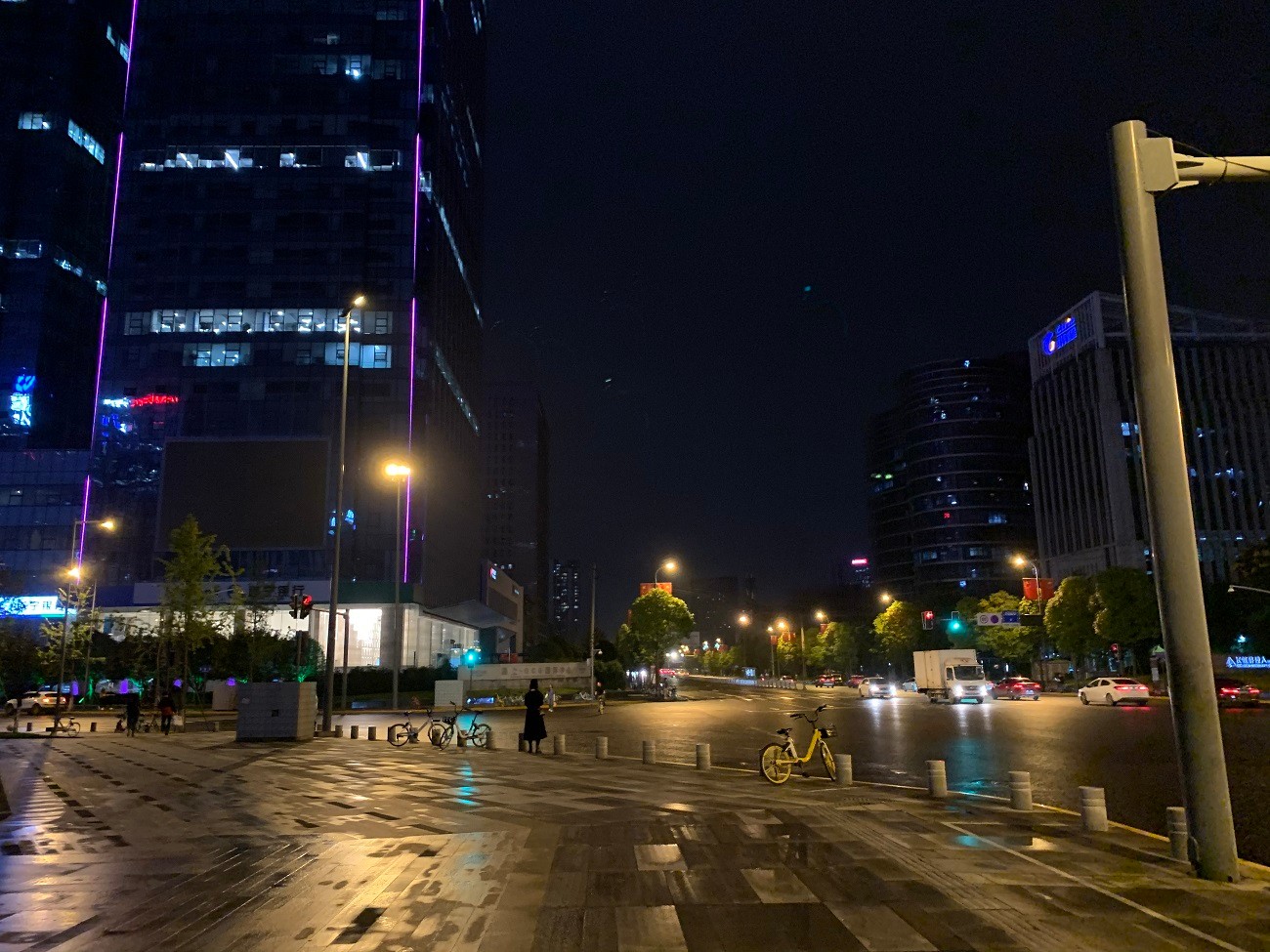 韦世昌+凌晨1点，成都街头，由于经常性工作出差，让我感受到不同城市的夜景和魅力。 压缩.jpg